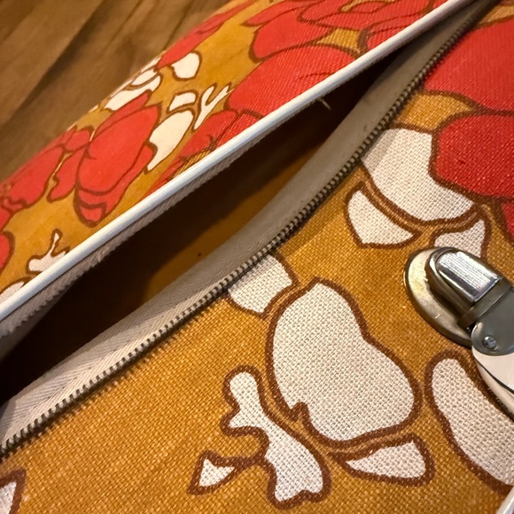 Vintage 1960s Bantam Floral Red and Yellow Vintage Suitcase - Picture 4 of 10